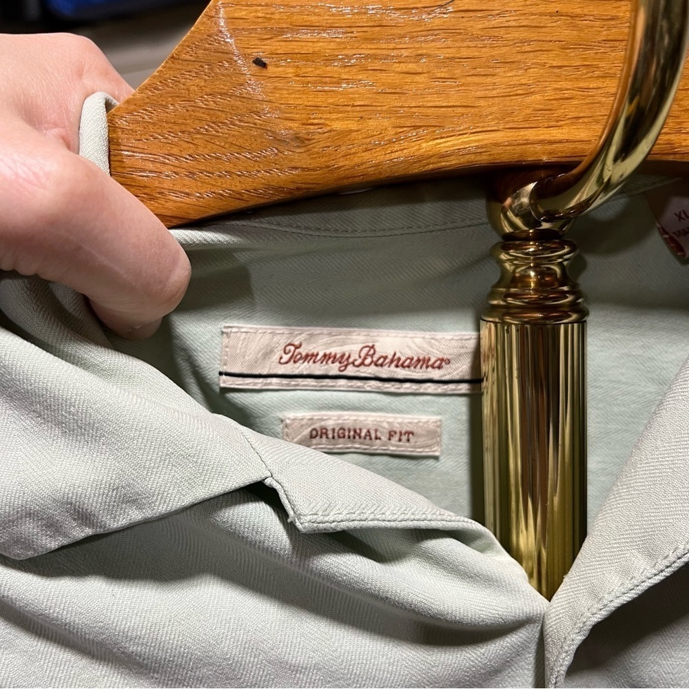 TOMMY BAHAMA ~ Men’s 100% Silk Pale Green Button Down Shirt Original Fit - Picture 4 of 8